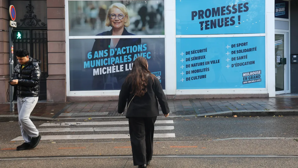 Sous le vacarme national, les municipales se préparent à bas bruit