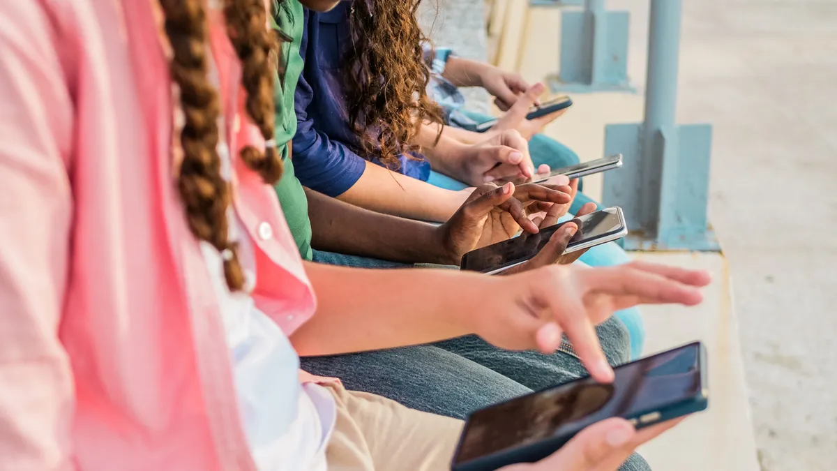 Majorité numérique : la lubie française à l’épreuve de Bruxelles