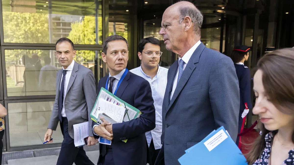 Ministres éphémères, puissants fonctionnaires