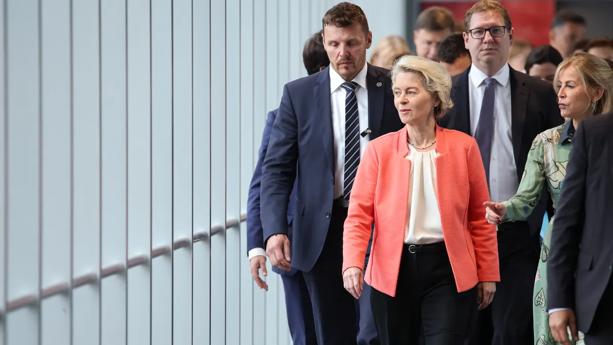 Von der Leyen takes the stage, in a climate of gloom